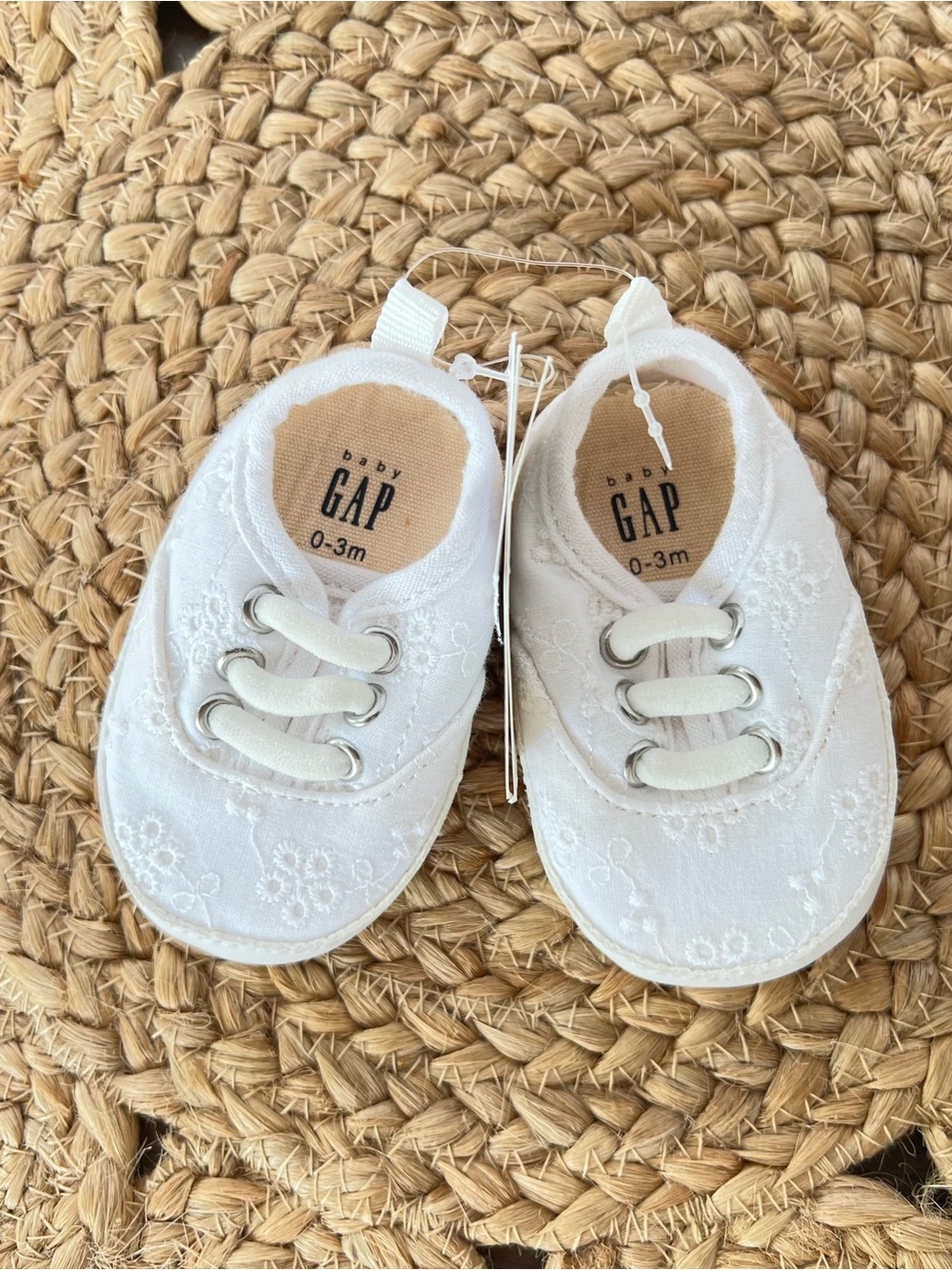 Baby GAP White Eyelet Baby Crib Shoes NWT Size 0-3 Months